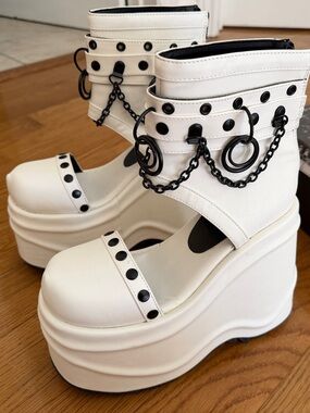 Demonia Wave-22 (White Vegan Leather, Size 8)